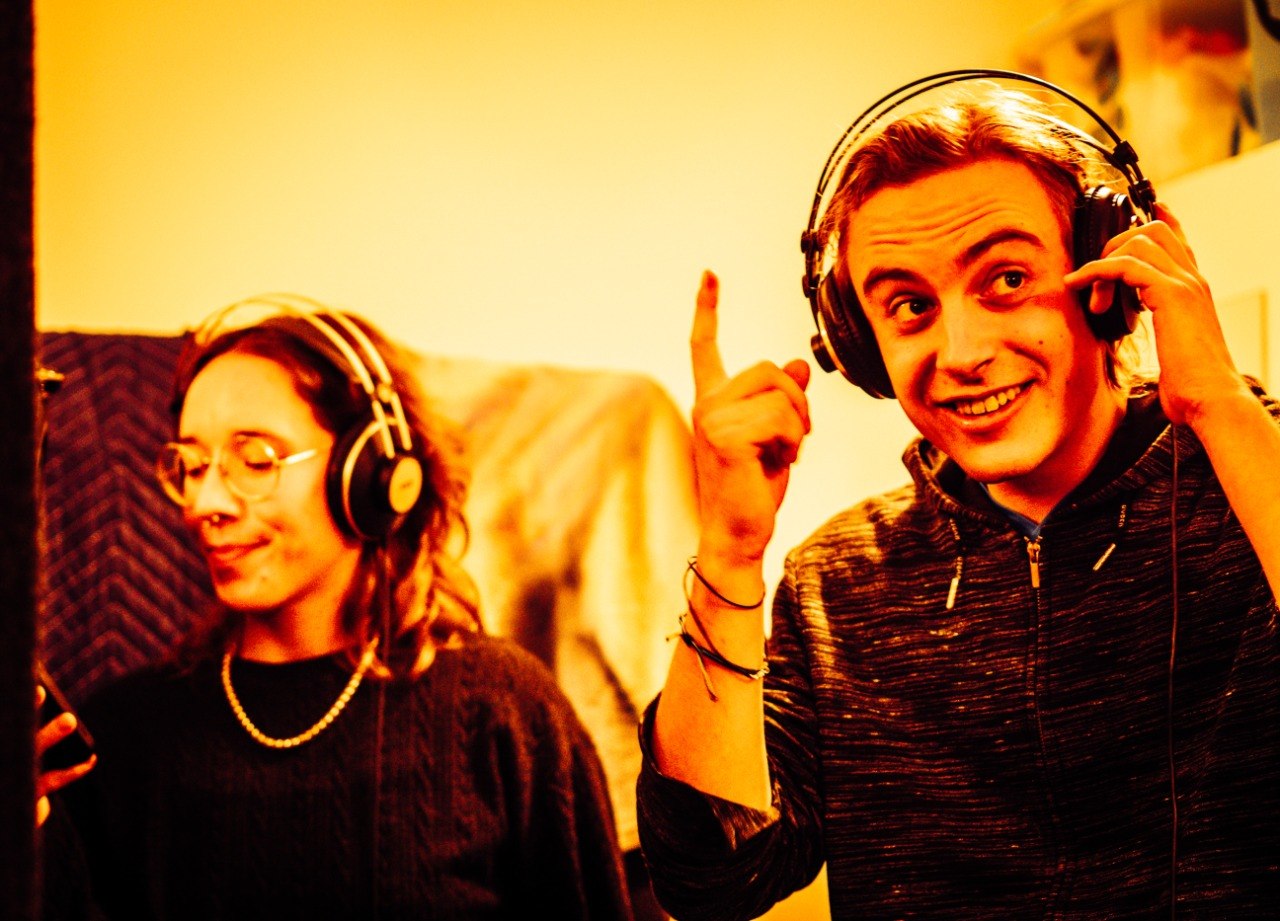 Ur.X live im Studio SHIRO: Enkidu rankX und Uri Killisch hinter dem Pult, Videoprojektion an der Wand